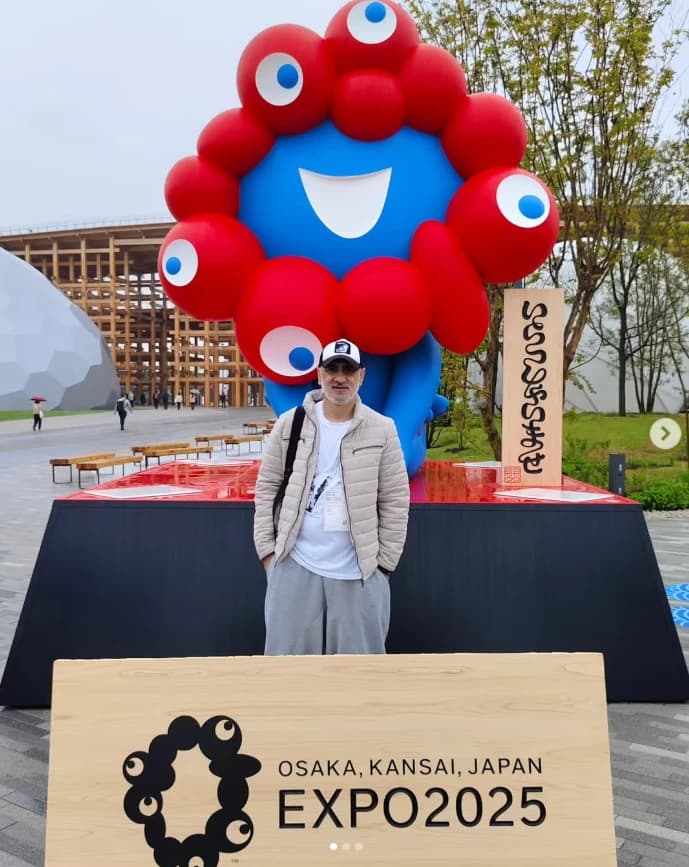 EXPO 2025 Osaka'da, fuarın maskotunun önünde